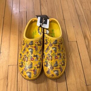 Women’s Yellow Chicken Slip-On Clogs